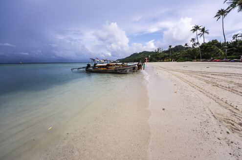 Thailand, Koh Phi Phi Don, Fischerboote am Strand - THAF000261