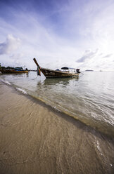 Thailand, Koh Phi Phi Don, Fischerboote am Strand - THAF000254