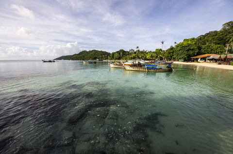 Thailand, Koh Phi Phi Don, Boote am Strand, lizenzfreies Stockfoto