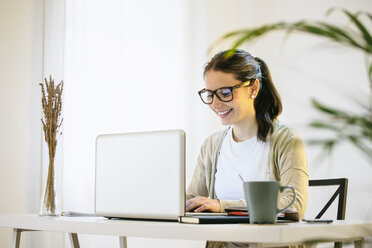 Frau arbeitet im modernen Heimbüro - EBSF000189