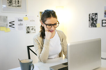 Woman working at modern home office - EBSF000168