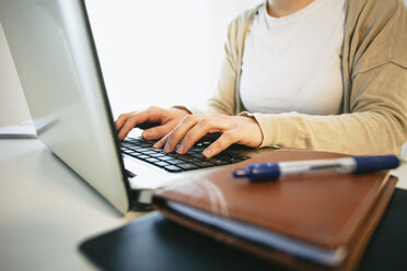 Frau bei der Arbeit im modernen Heimbüro, Teilansicht - EBSF000181