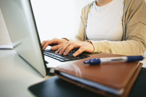 Woman working at modern home office, partial view - EBSF000181