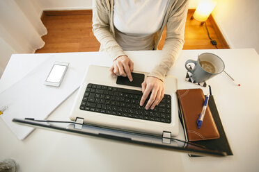 Frau bei der Arbeit im modernen Heimbüro, Teilansicht - EBSF000180