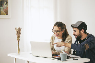 Junges Paar arbeitet in einem modernen Heimbüro - EBSF000179