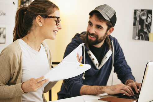 Young couple working together at modern home office - EBSF000158