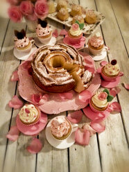 Tassenkuchen, Tassenform, Muffins, Biskuitkuchen in Form einer Rose, Rosen, Rosenblätter, grauer Holztisch, Holzhintergrund, Studio - CSF021249