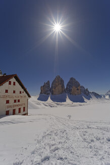 Italien, Südtirol, Hochpustertal, Drei Zinnenhütte mit Drei Zinnen - GF000415