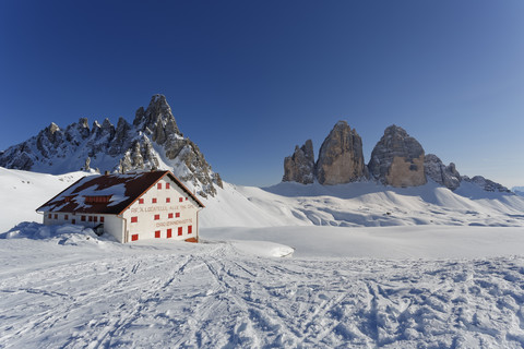 Italien, Südtirol, Hochpustertal, Drei Zinnenhütte mit Drei Zinnen, lizenzfreies Stockfoto