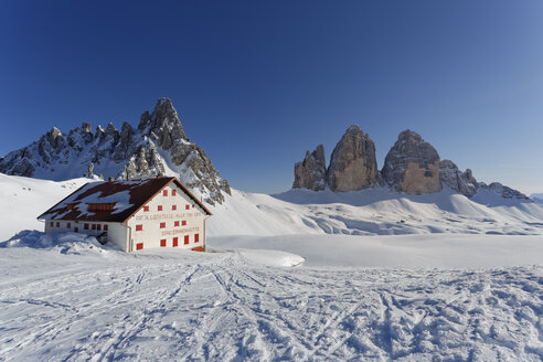 Italien, Südtirol, Hochpustertal, Drei Zinnenhütte mit Drei Zinnen - GF000416