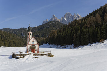 Italien, Südtirol, Ranui, Johanniskirche vor der Geisler-Gruppe - GF000418