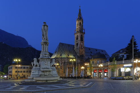 Italy, Alto Adige, Bolzano, Walther Square with monument of Walther von der Vogelweide and Bolzano cathedral - GF000419