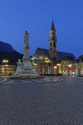 Italy, Alto Adige, Bolzano, Walther Square with monument of Walther von der Vogelweide and Bolzano cathedral - GF000420