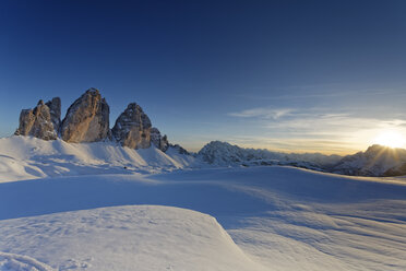 Italien, Südtirol, Sextner Dolomiten, Hochpustertal, Drei Zinnen am Abend - GFF000438