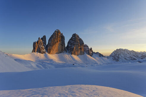 Italien, Südtirol, Sextner Dolomiten, Hochpustertal, Drei Zinnen am Abend - GFF000439