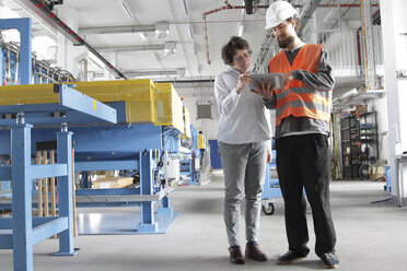 Techniker und Ingenieur in einer Fabrikhalle - SGF000576