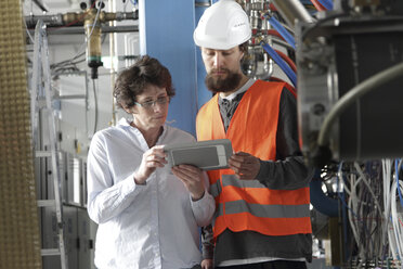 Techniker und Ingenieur in einer Fabrikhalle - SGF000575