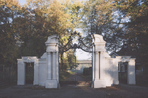 Deutschland, Hamburg, Jenischpark, ehemaliges Stadttor im Herbst - MSF003768