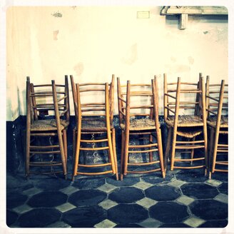 gestapelte Stühle, Kirche von Sant'Andrea Levanto, Italien - EDF000055