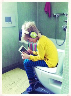 Kind mit ipad auf der Toilette - EDF000048