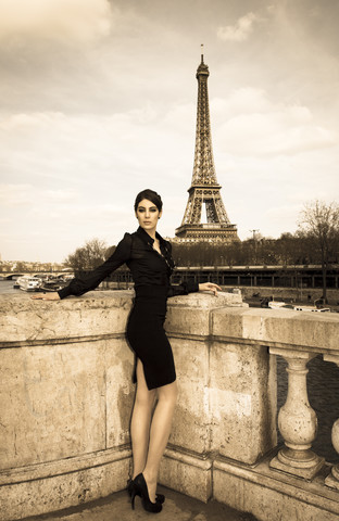 France, Paris, elegant dressed woman posing on bridge in front of Eiffel Tower stock photo