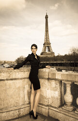 Frankreich, Paris, elegant gekleidete Frau posiert auf einer Brücke vor dem Eiffelturm - FCF000029