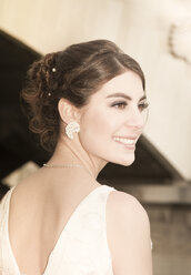Porträt einer jungen lächelnden Braut mit Hochsteckfrisur - FCF000028