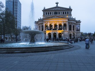 Deutschland, Hessen, Frankfurt, Altes Opernhaus in der Abenddämmerung - AMF002172