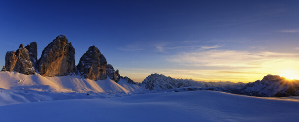 Italien, Dolomiten, Trentino-Südtirol, Pustertal, Hochpustertal, Drei Zinnen bei Sonnenuntergang - GFF000452