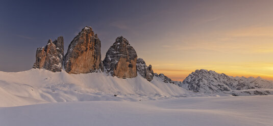 Italien, Dolomiten, Trentino-Südtirol, Pustertal, Hochpustertal, Drei Zinnen bei Sonnenuntergang - GFF000451