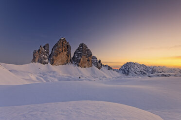 Italien, Dolomiten, Trentino-Südtirol, Pustertal, Hochpustertal, Drei Zinnen bei Sonnenuntergang - GFF000450