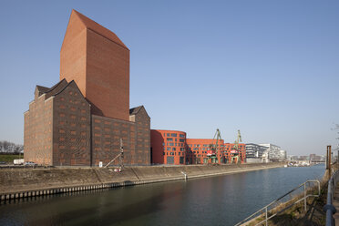 Deutschland, Nordrhein-Westfalen, Duisburg, Innenhafen, Blick auf Landesarchiv, ehemaliger Getreidespeicher - WI000558