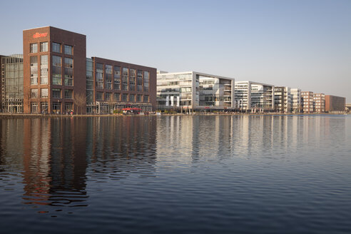 Deutschland, Nordrhein-Westfalen, Duisburg, Innenhafen, Blick auf Bürogebäude und Außengastronomie - WI000564