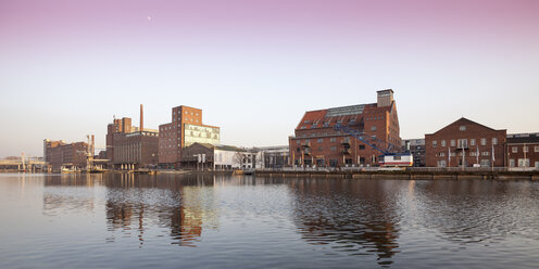 Germany, North Rhine-Westphalia, Duisburg, inner harbour, view to Kueppersmuehle and Werhahnmuehle - WIF000566