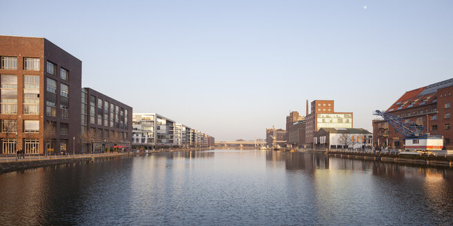 Deutschland, Nordrhein-Westfalen, Duisburg, Innenhafen, Blick auf Bürogebäude, Kueppersmuehle und Werhahnmuehle - WIF000571