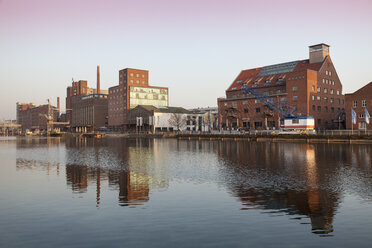 Deutschland, Nordrhein-Westfalen, Duisburg, Innenhafen, Blick auf Kueppersmuehle und Werhahnmuehle - WI000567