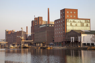 Deutschland, Nordrhein-Westfalen, Duisburg, Innenhafen, Blick auf Kueppersmuehle und Werhahnmuehle - WIF000568