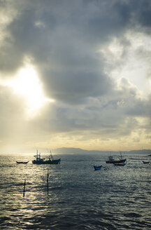 Asien, Sri Lanka, Südprovinz, Galle, Fischerboote am Morgen - STC000016