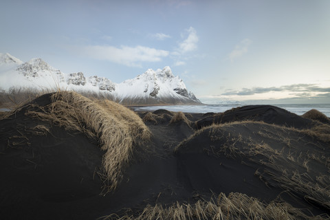 Island, Schwarzer Sandstrand von Stokksnes, lizenzfreies Stockfoto