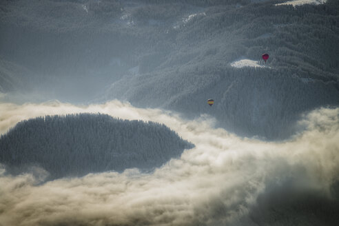 Austria, Salzkammergut, Hot air ballons over forest - STC000036