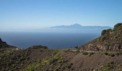 Spanien, Kanarische Inseln, Gran Canaria, Küstenstraße, Teneriffa im Hintergrund - STCF000043