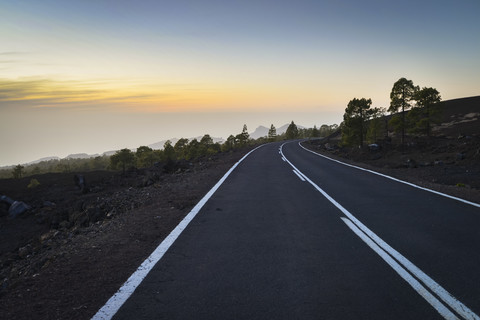 Spanien, Kanarische Inseln, Teneriffa, Leere Straße, lizenzfreies Stockfoto