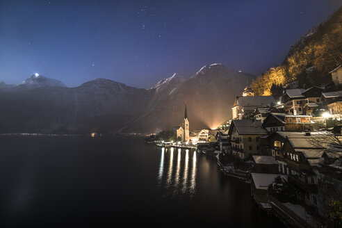 Austria, Salzkammergut, Hallstatt and lake with Dachstein mountains at night - STCF000051