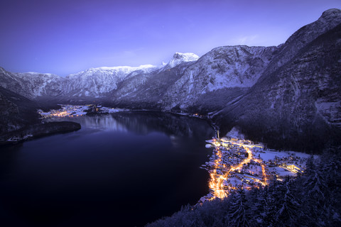 Österreich, Salzkammergut, Hallstatt und See mit Dachsteingebirge bei Nacht, lizenzfreies Stockfoto