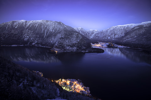 Österreich, Salzkammergut, Hallstatt und See mit Dachsteingebirge bei Nacht, lizenzfreies Stockfoto