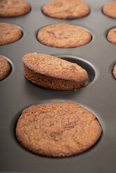 Gebackene Whoopie Pies kühlen im Backblech ab, Nahaufnahme - CSTF000263