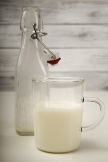 Glas Buttermilch und leere Flasche - CSTF000257