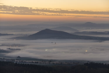 Deutschland, Rheinland-Pfalz, Vulkaneifel, Blick von der Teufelskanzel auf Nickenich, Kruft bei Sonnenaufgang - PA000607