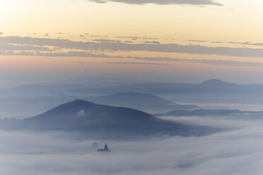 Deutschland, Rheinland-Pfalz, Vulkaneifel, Blick von der Teufelskanzel auf Nickenich, Kruft bei Sonnenaufgang - PA000605