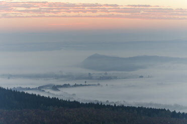 Deutschland, Rheinland-Pfalz, Vulkaneifel, Blick von der Teufelskanzel auf Nickenich, Kruft bei Sonnenaufgang - PA000604
